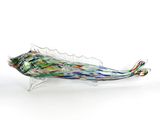 un poisson en verre posé sur une surface blanche