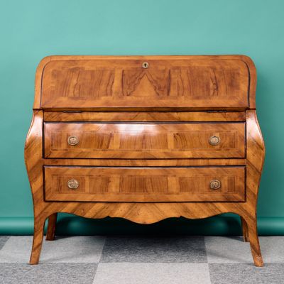 Commode scribanne en placage de noyer dans des encadrements …