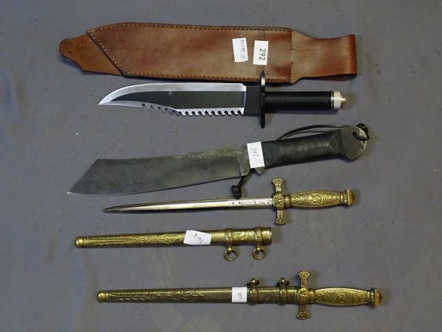 CAT D : Lot de quatre armes blanches : un couteau à forte lame et...