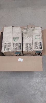 deux boîtes de nourriture posées dans un carton posé par terre
