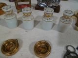 une table sur laquelle se trouvent de nombreux objets différents