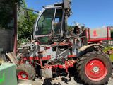 un tracteur garé à côté d'un bâtiment