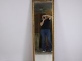 une femme se prenant en photo dans un miroir