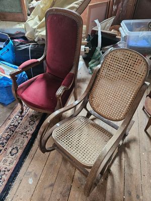deux chaises posées sur un plancher en bois