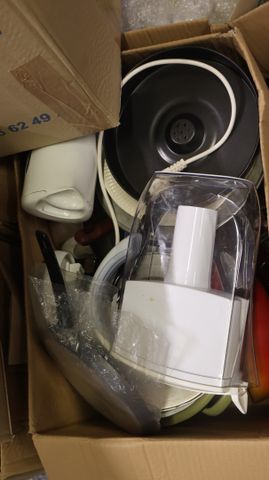 Lot de 7 cartons de vaisselle courante, platerie, pirex, et diver...