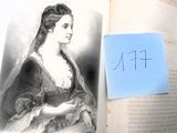 le dessin d'une femme en robe, assise sur un livre ouvert