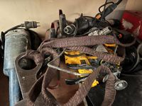 un ensemble d'outillage électroportatif usagé dont une visse… (photo 2)