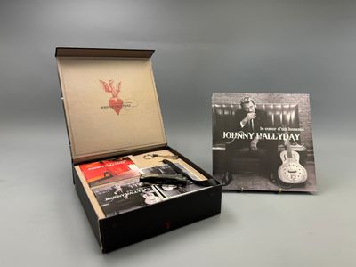 une boîte ouverte contenant une guitare et un livre