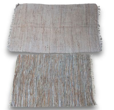 une paire de tapis à franges sur fond blanc