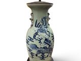 un vase bleu et blanc avec un oiseau dessus