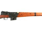 un gros plan d'un fusil sur un fond blanc avec un fond blanc