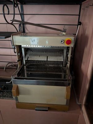 une machine qui se trouve dans le coin d'une pièce