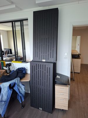 une photo d'une pièce dans laquelle se trouvent un bureau et un réfrigérateur