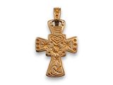 un pendentif en forme de croix celtique dorée sur fond blanc