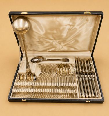 des couverts plaqués argent dans un coffret contenant des cuillères