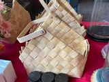 une table sur laquelle se trouvent un panier, un sac et d'autres objets