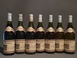 six bouteilles de vin sont alignées sur une table