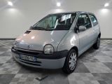 la photo d'une petite voiture argentée garée dans un garage