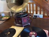 un tourne-disque posé sur une table à côté d'un disque