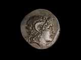 un gros plan d'une pièce de monnaie avec un visage dessus