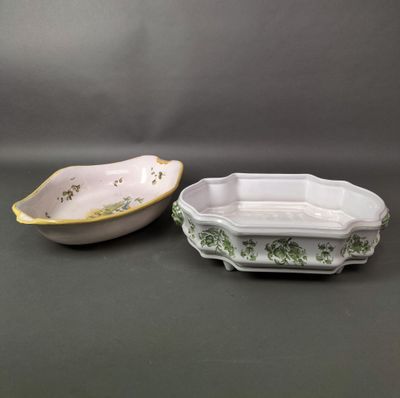 deux assiettes blanches et jaunes ornées de fleurs, posées sur une table