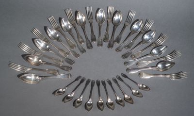 un grand nombre de cuillères et de fourchettes disposées en cercle