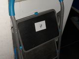une chaise placée à côté d'un radiateur dans une pièce
