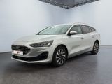 Une Ford Mondeo blanche est garée dans une grande pièce.