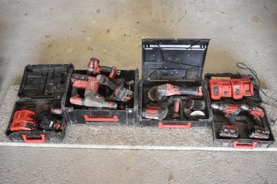 de nombreux outils qui traînent par terre, tous ensemble