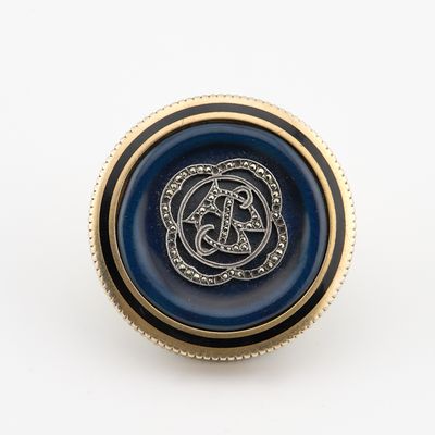 une image représentant une bague bleue et dorée ornée d'un motif celtique