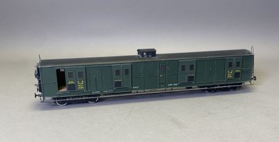 un wagon vert posé sur une surface blanche