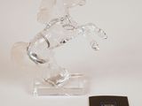 figurine en cristal représentant un cheval, posée sur un socle et accompagnée d'une carte
