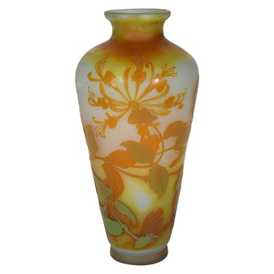 un vase sur lequel figure la photo d'une femme