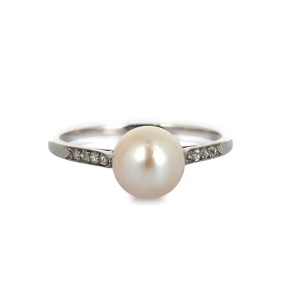 bague en perles blanches et diamants sur fond blanc