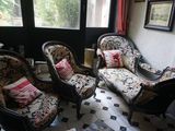 trois chaises et une table dans une pièce carrelée de noir et blanc