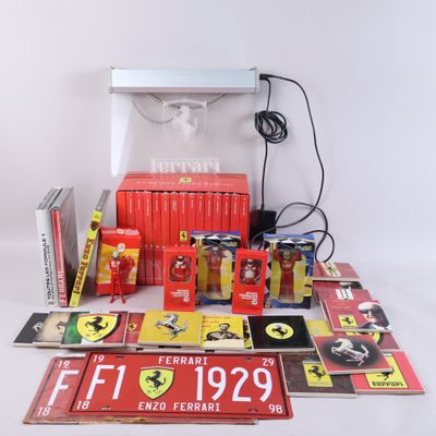 de nombreux objets souvenirs Ferrari exposés sur la table