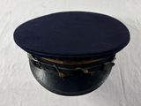 un chapeau posé sur une table