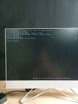 un écran d'ordinateur posé sur un bureau en bois