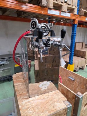 une machine posée sur une palette dans un entrepôt