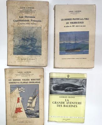 quatre livres posés sur une table blanche, avec une image représentant une baleine et un bateau
