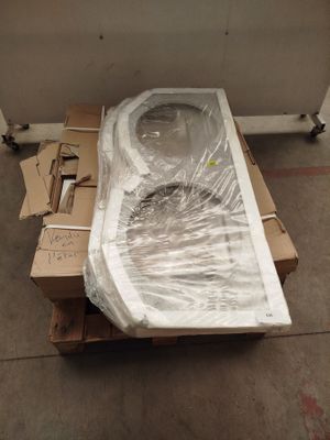 des toilettes emballées dans du plastique et posées sur une palette