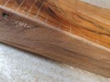un morceau de bois posé sur une table