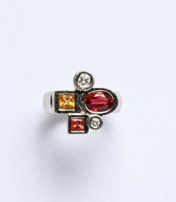 un gros plan d'une bague ornée de deux pierres de couleurs différentes