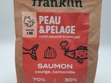 un gros plan sur un sac de provisions posé sur une table