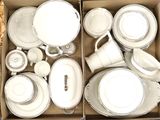 beaucoup d'assiettes et de tasses blanches dans une boîte