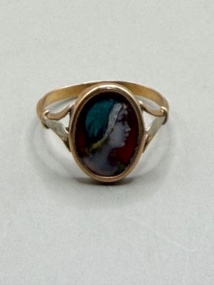 une photo d'une bague sur laquelle figure le portrait d'une femme