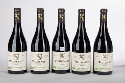 six bouteilles de vin sont alignées sur une table