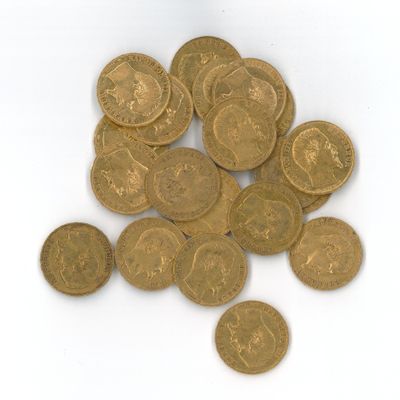 quelques pièces d'or sont éparpillées sur une surface blanche