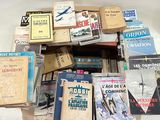 un grand nombre de livres posés sur une table