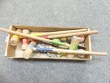 une boîte remplie de jouets en bois qui traînent par terre